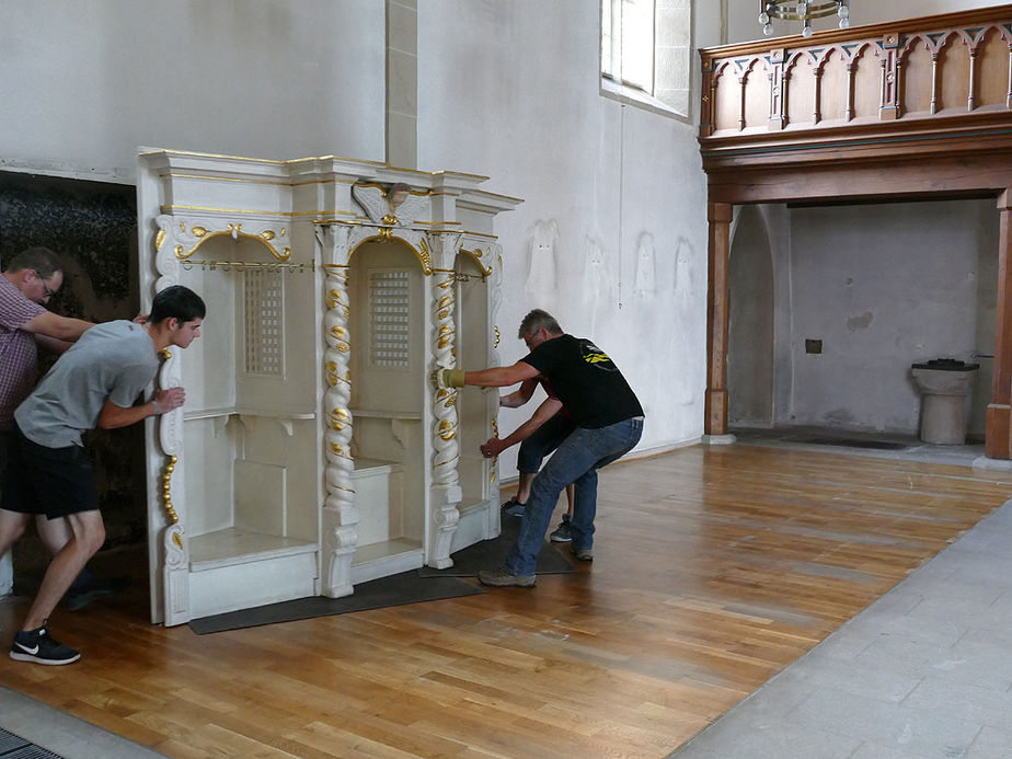 Räumung des Restinventars und der Kirchenbänke aus der Kirche (Foto: Karl-Franz Thiede)